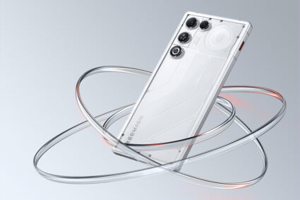 Celular gamer delgado con 16 GB de RAM y refrigeración líquida. Tiene ventilador RGB